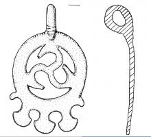 PDH-3001 - Pendant de harnais à charnièrebronzePendant de harnais à crochet, constitué d'un disque ajouré, orné d'un motif de triscèle découpé, et de trois pendants plats à la base.