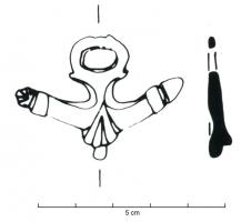 PDH-4019 - Pendant de harnais phalliquebronzeTPQ : -10 - TAQ : 250Pendant coulé, symétrique, représentant au-dessus de parties génitales masculines au repos un phallus d'un côté, de l'autre un bras avec la main faisant le geste de la figue (parfois très schématisé); anneau de suspension placé dans le même plan que le pendant.