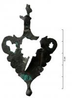 PDH-4127 - Pendant de harnais à crochetbronzePendant de harnais en forme de feuille triangulaire, à bords festonnés, percée de plusieurs ajours; à la base, lest biconique;  suspension à crochet.