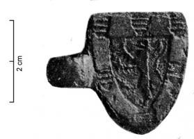 PDH-7121 - Pendant armorié : Jean de RigaudbronzePendant en forme d'écu, à fixation latérale : d'argent au lion de gueules; à la bordure d'azur chargée de 6 écussons d'argent à 3 fasces de gueules. Armes de la famille Rigaud, et plus précisément à Jean de Rigaud, baron de Montauriol.