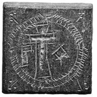 PDM-5029 - Poids quadrangulaire : Γ A (1 uncia)bronzePlaque épaisse, de forme carrée, marqué sur une face, souvent de part et d'autre d'une croix latine, de lettres incisées en double trait : Γ A (pour 1), généralement dans une couronne.