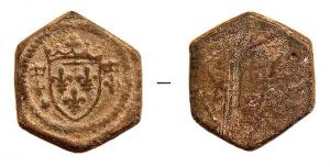 PDM-7001 - Poids monétaire : demi-écu à la couronne, Charles VII à Louis XIbronzeTPQ : 1403 - TAQ : 1483Poids monétaire hexagonal pour le demi-écu d'or à la couronne ou écu neuf : écu de France couronné et accosté de deux lis couronnés ; revers lisse.