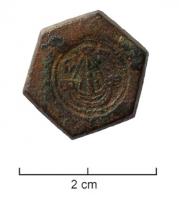 PDM-7010 - Poids monétaire : Edouard III à Edouard IV (Angleterre), noble d'orbronzeTPQ : 1327 - TAQ : 1483Poids monétaire hexagonal ; A/ navire, cercle de grènetis ; R/ lisse.