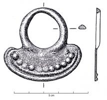 PDQ-1061 - Pendeloque crescentiformebronzePendeloque constituée d'une plaque ovalo-crescentiforme décorée de mamelons et de deux nervures épousant la courbe du bord inférieur ; large bélière de section triangulaire.