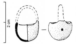 PDQ-2023 - Pendeloque en forme de panierbronzePendeloque creuse, en bronze coulé, présentant généralement une ou deux perforations ; corps renflé (ouvert par dessus) prolongé par un large anneau : pendeloque en forme de panier à fond arrondi, sans filet sous l'ouverture.
