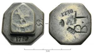PDS-9018 - Poids de ville : NîmesbronzePoids coulé, de forme carrée à angles abattus (ou octogonale) avec sur une face un écu en relief. Crocodile à droite enchaîné à un palmier (armes de Nîmes).