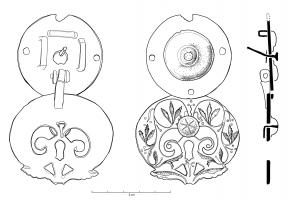 PHH-4008 - Phalère de harnaisbronzePhalère de harnais composée d’une applique circulaire (médaillon formé de 6 éléments assemblés) et d’un pendant articulé par une charnière sommitale. Elle présente une variante originale d’un motif végétal de pampres et de fruits ronds gravés et incrustés de nielle. On reconnait aussi par endroit un placage d’argent sur âme base cuivre. Cette phalère illustre la permanence du harnais décoré au IIe s. ap. J.-C.