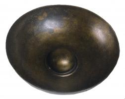 PHI-2002 - Phiale à ombilicbronzeProfil en arc de cercle, omphalos lisse au centre; lèvre droite à peine  épaissie; le seul décor consiste en un ou plusieurs moulures (simples tores) autour de l'ombilic.