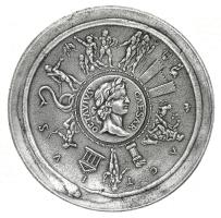 PHI-4004 - Phiale à médaillonargentCoupe basse, sans anse, fond annulaire creusé de cercles concentriques au revers ; la face interne est occupée par des reliefs avec, au centre, un médaillon de type monétaire.
