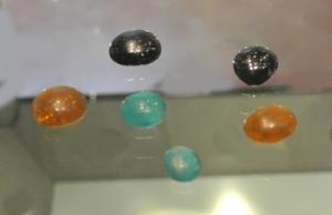 PIO-3005 - Pion de jeu en verreverreTPQ : -200 - TAQ : -100Pion de jeu monochrome (simple masse de verre coulée sur une surface plane), en verre de couleur translucide, teinte variable : bleu-vert clair, miel, noir.