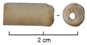 PIP-9004 - Tige de pipeargileTube de terre cuite perforé dans sa longueur.