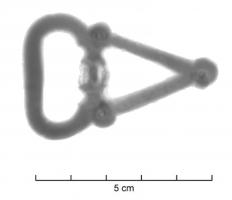 PLB-4077 - Plaque-boucle non articlée à plaque triangulaire ajourée simplebronzeLa boucle est ovale avec une plaque rigide ajourée triangulaire, rivetée aux trois extrémités.