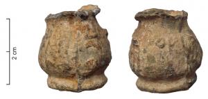 PON-4003 - Pot à onguentplombTPQ : -30 - TAQ : 300Petit pot globulaire moulé (trace verticale), avec une inscription en léger relief (caractères grecs).