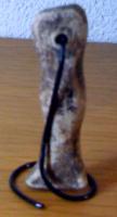 POU-4001 - Poupée articuléeterre cuitePoupée en terre cuite, corps de forme inconnue, jambes modelées et percées pour articulation sur le corps.