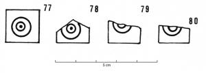 PQM-4005 - Placage à décor d'ocellesosPlacage (de coffret ?), de section rectangulaire, en forme de carré (côtés rectilignes), creusé au centre d'un double cercle oculé, ou de 4 cercles dans les angles. Revers laissé brut avec traces de sciage, pour faciliter le collage.