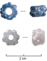 PRL-3550 - Perle à globules - type Ven. 316-317verreTPQ : 120 - TAQ : 70Perle en verre à proportions égales, monochrome, bleu ou vert très clair dont le corps cylindrique s'orne de deux ou trois rangs de globules en fort relief, disposés en quinconce.