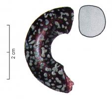 PRL-3584 - Perle annulaire massive : décor moucheté - gr. Haev. 24verrePerle annulaire massive (D. perforation < D. section) en verre coloré pourpre ; décor moucheté en surface blanc opaque.