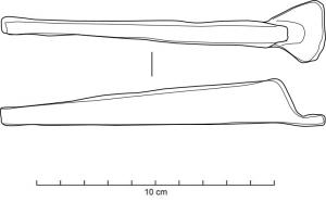 PSC-8004 - Piton à tête plateferBarre effilée de section rectangulaire avec un aplatissement en éventail parfois perforé à l'extrémité proximale.