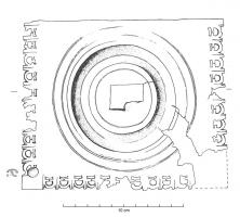 PSE-4018 - Plaque de serrurebronzePlaque de serrure rectangulaire à bordure ajourée, perforée dans les angles pour la fixation et décorée en son centre de cercles concentriques autour de l'accueillage en L.