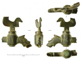 RBN-9001 - Robinet ou cannelle avec une clé aviformebronzeRobinet en bronze coulé, alimenté par l'arrière, comportant un axe perpendiculaire pour le contrôle de l'écoulement à l'aide d'une pièce rotative perforée, dans l'axe de l'eau. L'embouchure est en forme de tête animale très stylisée (traces de lime) et la partie mobile du robinet figure un coq.