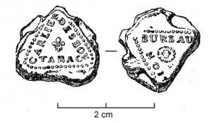 SCL-9035 - Sceau de tabac : LyonplombTPQ : 1730 - TAQ : 1738Sceau à double face, empreinte triangulaire; d'un côté, dans une bordure perlée, fleur de lis entourée de l'inscription CARLIER / DESBOV / TABAC; de l'autre, également dans une bordure de perles mais autour d'une rosette : BUREAU / DE / LION.