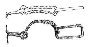 SER-6001 - Moraillon torsadé à auberon libreferAnneau long incurvé de section torsadée, muni d'un côté d'un anneau (auberon) rectangulaire de section méplate, et d'une patte de fixation à deux fiches de l'autre.
