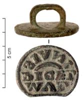 SIG-4103 - Signaculum en forme de cercle tronquébronzeTPQ : -30 - TAQ : 400Signaculum de forme circulaire, tronquée par un arc ; lettres coulées en relief.