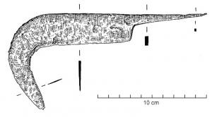 SRP-4010 - Serpe à soieferSerpe équipée d'une lame large, courbée vers la pointe; fixation à soie, placée dans l'axe du dos ou à mi-hauteur de la lame. Une large virole protégeait le manche de l'éclatement au contact de la lame.