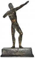 STE-3041 - Statuette : athlètebronzeAthlète nu, en position de lanceur de javelot, le bras gauche tendu vers l'avant, le droit qui tenait la hampe, dans le prolongement du premier, vers l'arrière.