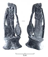 STE-4022 - Statuette : Athena ParthenosplombTPQ : 1 - TAQ : 300Figurine plate, mais montée sur un socle en bobine; elle illustre le type de l'Athena créee par Phidias pour le Parthénon : la déesse, debout, est vêtue d'une longue robe tombant en plis jusqu'aux pieds; elle s'appuie à gauche sur un bouclier posé au sol, et à droite sur une lance.