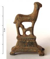 STE-4094 - Statuette zoomorphe : brebis et agneaubronzeFigurine représentant en ronde-bosse une brebis debout, allaitant un agneau, le tout coulé d'un seul tenant sur un socle quadrangulaire haut, à base évasée, avec quatre petits supports d'angle.