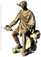 STE-4247 - Statuette : Dieu à l'oreille animalebronzeTPQ : 1 - TAQ : 400Dieu à oreille d'animal assis, vêtu d'une longue tunique aux plis bien marqués, chaussé de sandales et portant un lourd bracelet au poignet droit ; les deux bras sont tendus vers l'avant, la main droite tient un objet (grappe de raisin).