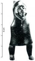 STE-4249 - Statuette : personnage vêtu d'un cucullusbronzePetit personnage disproportionné, dont seuls le bas des jambes et la tête imberbe émergent d'un cucullus fermé sur le devant.