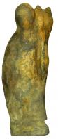 STE-4281 - Statuette : Abondance ?terre cuiteFigurine féminine, drapée, sur une base plate, tenant un objet allongé sur l'épaule gauche. On peut hésiter à y reconnaître une corne d'Abondance, ou plutôt deux feuilles allongées, ce qui pourrait alors renvoyer à un culte oriental.