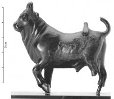 STE-4283 - Statue ou statuette : taureau tricornubronzeTPQ : 1 - TAQ : 400Taureau au corps massif, représenté en marche, la queue formant une boucle verticale reliée à la ligne du dos; le type est caractérisé par la présence d'une troisième corne bien figurée au milieu du front.