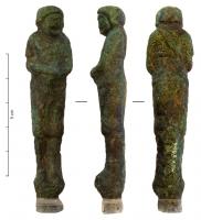 STE-4306 - Statuette : acteur comiquebronzeTPQ : 1 - TAQ : 100Figurine en forme de gaine, les bras serrés le long du corps et les mains jointes, terminée par un piton sous les pieds; elle figure un acteur comique, drapé dans un manteau, la tête légèrement tournée vers la gauche.