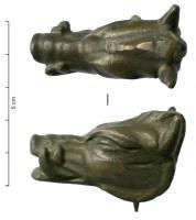 STE-4426 - Statuette zoomorphe : sanglierbronzeTPQ : -30 - TAQ : 500Tête de sanglier, sous laquelle une pointe devait assurer la stabilité au sein d'un groupe.