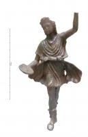 STE-4502 - Statuette : Lare  /  Lares compitalesbronzeDieu masculin  vêtu d'une tunique plissée flottante à mi-cuisses et des chaussures montantes ; il tend une patère de la main droite et tient le bras gauche levé au-dessus de la tête. 