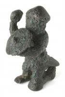 STE-5001 - Statuette : guerrier bronzeFigurine de guerrier brandissant une lance, tenant devant lui un bouclier circulaire et portant une épée au côté gauche. Casque ou bonnet conique. L'ensemble de la figurine est couvercle d'ocelles.