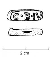 TES-4012 - Tessère rectangulaire : C.B.IVplombTPQ : 1 - TAQ : 400Fragment de plomb de forme rectangulaire, écrasé par l'apposition d'une marque estampée dans un cartouche rectangulaire : C.B.IV; revers lisse, mais une perforation traverse l'objet transversalement.