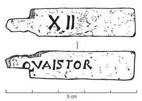 TES-4100 - Tessère quadrangulaire inscrite (tessera nummularia / lusoria)os ou ivoireTessère en forme de paralléllépipède allongé, une extrémité arrondie, portant une inscription sur ses deux faces : d'un côté un nombre de I à XV, de l'autre un nom.