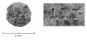 TES-4110 - Tessère circulaire inscriteplombTessère circulaire, avec une marque estampée en grandes lettres, sans cartouche (lettres en creux).
