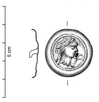 ACG-4010 - Bouton de cingulum à décor estampé : tête à droitebronzeBouton circulaire estampé, comportant une bordure lisse et un léger rebord rabattu, avec au centre un motif figuratif, souvent d'aspect monétiforme : ici, buste à droite, la tête ceinte d'un bandeau; devant, palme.