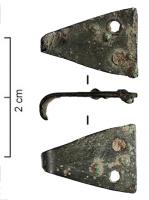 AGR-6012 - Crochet vestimentairebronzeCrochet en tôle, constitué d'une plaque triangulaire pouvant comporter un décor incisé, aux côtés rectilignes ou formant une ogive, perforée de deux trous, et dans le même axe que la perforation, d'une tige formant un crochet effilé.