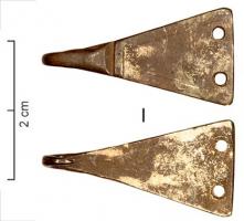 AGR-6013 - Crochet vestimentaireargentCrochet en tôle, constitué d'une plaque triangulaire, aux côtés rectilignes (parfois décor incisé végétal ou figuratif), perforée de deux trous, et dans le même axe que la perforation, d'une tige formant un crochet effilé.