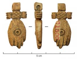 AML-3038 - Amulette : mainosAmulette figurant une main, les doigts tendus et le pouce individualisé, avc un cercle oculé sur chaque face ; au-dessus, bélière de suspension accostée de deux ailettes (?)