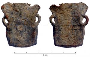 APL-6001 - Ampoule de pèlerinage rectangulaire, indéterminéeplombAmpoule de pèlerinage en forme de sac à fond plat, anses en arc de cercle; reliefs illisibles ou faces lisses (certaines peuvent cependant montrer des écus aux armes de France).