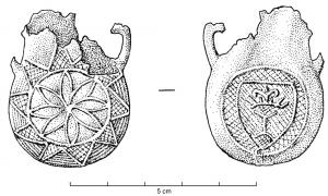 APL-9019 - Ampoule de pèlerinageplombAmpoule coulée en plomb, avec deux anses en triangle de part et d'autre du col; sur une face, un fleuron à 8 pétales dans un cercle en relief ; autour, une série de triangles réticulés sur un fond de lignes parallèles ; sur l'autre face, un écu portant la lettre I sous une couronne, dans un cercle à fond réticulé.