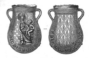 APL-9023 - Ampoule de pèlerinage : ND de BoulogneplombAmpoule en forme de sac, deux petites anses en D de part et d'autre du col légèrement étranglé; d'un côté, Vierge assise, nimbée, tenant l'Enfant Jésus, également nimbé, sur son bras gauche; au revers, fond réticulé avec un rameau dans chaque losange. La legende court sur les deux faces : A/ NOSTRE DAME DE ; R/ BOLOIGNE SEUR MER.