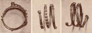 BAG-4277 - Bague hélicoïdaleorBague filiforme spirale, constituée de plusieurs fils juxtaposés et soudés pour former un jonc plat, sur lequel sont rapportés divers ornements : rosettes, paires de globules.